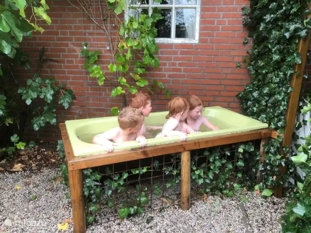 Op je terras staat een buitenligbad. Kan je gewoon met lekker warm water vullen.